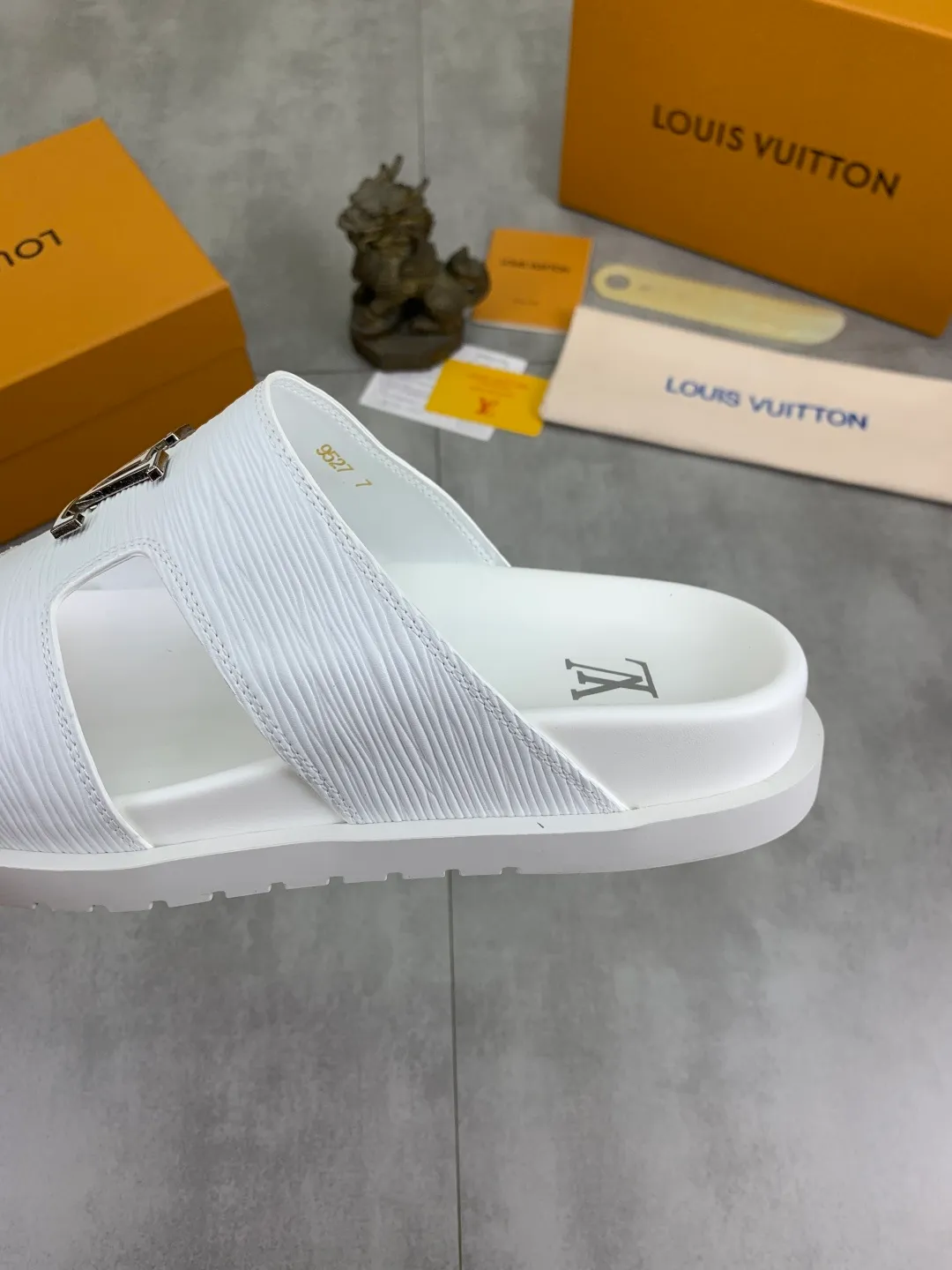 Men's shoes 💰P300💰【New style】🆘 Original quality 【LOUIS VUITTON】The popular Louis Vuitton LV men's slippers on the official website are on sale simultaneously! Original fabric imported from Italy, original factory special supply, code number: 38-44 (45 customized), many colors available